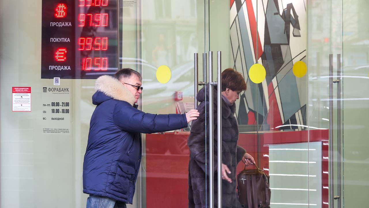 Россиянин решил обменять валюту и лишился полумиллиона рублей