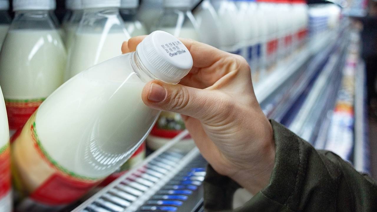 На полках «Дикси», «Магнита» и других магазинов нашли масло и творог с запрещенными веществами. Чем рисковали покупатели?