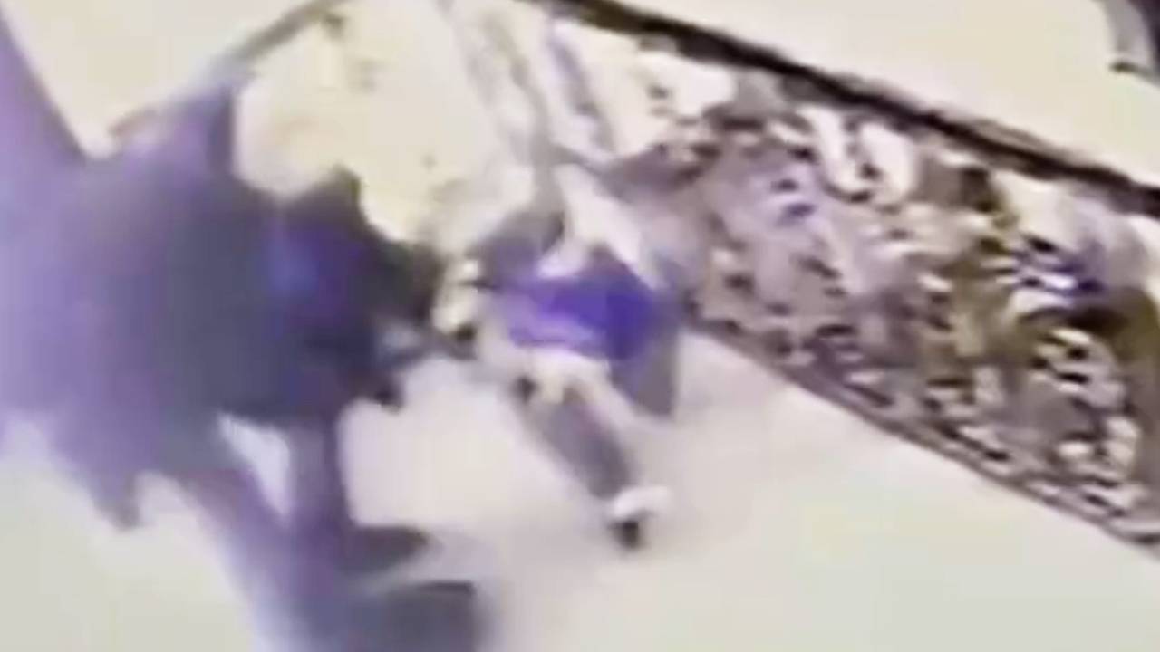 Пьяный россиянин напал на сотрудниц салона красоты и попал на видео