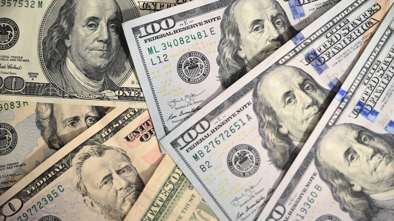 Россиянам порекомендовали сохранить старые доллары