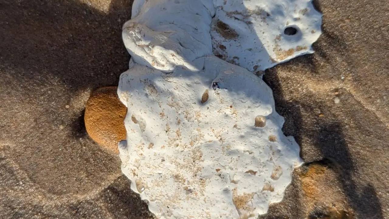 На пляже в Британии обнаружили загадочные белые пятна