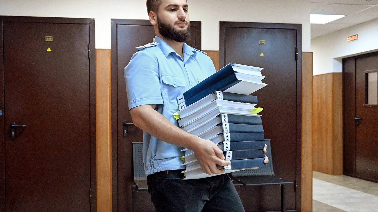 На бросившего гранату в здание областного правительства россиянина возбудили дело
