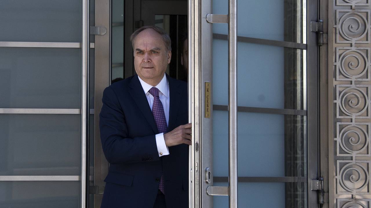 Экс-посол заявил о готовности противников Трампа торпедировать любое соглашение с Россией