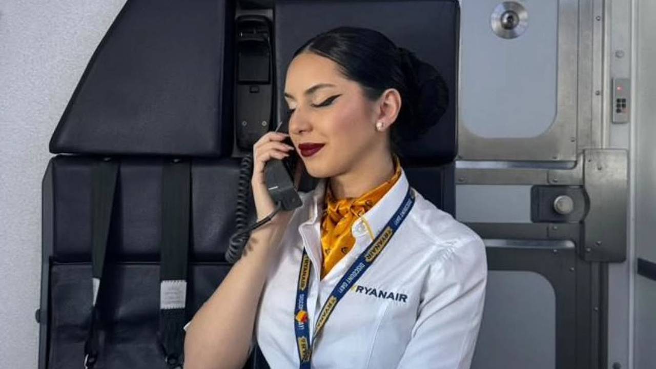 Стюардесса сделала фото в мини на борту самолета и взбудоражила иностранцев