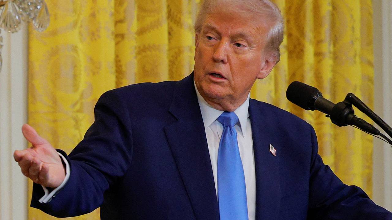 Трамп утвердил план введения пошлин на товары из трех стран