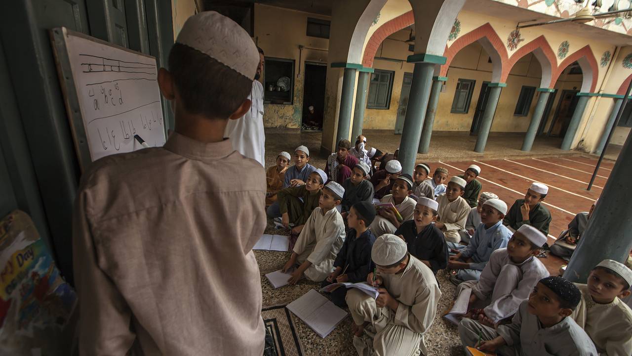 В известной подготовкой лидеров Талибана мечети прогремел взрыв