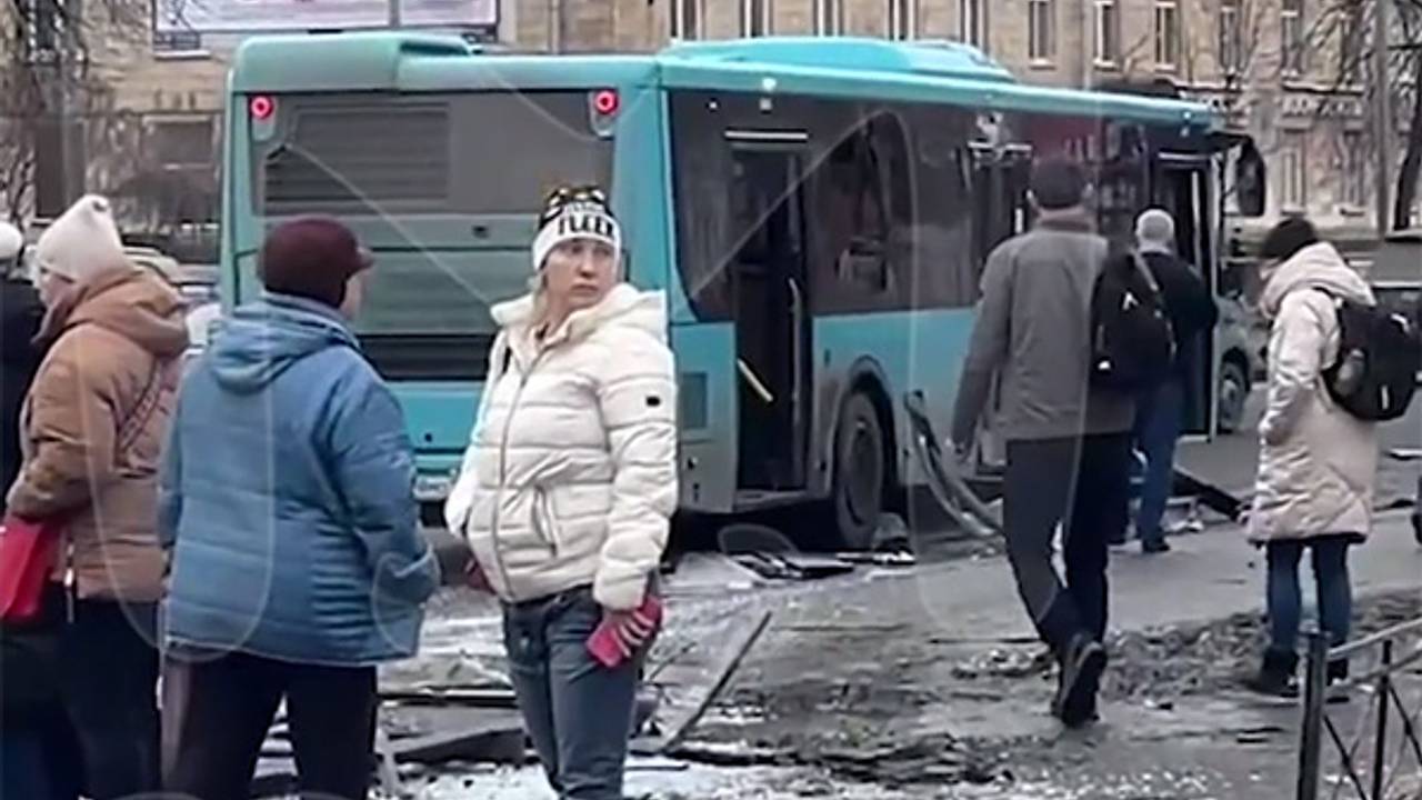 Неуправляемый автобус протаранил машины, задавил пешехода и снес остановку с людьми в Петербурге. Момент аварии попал на видео