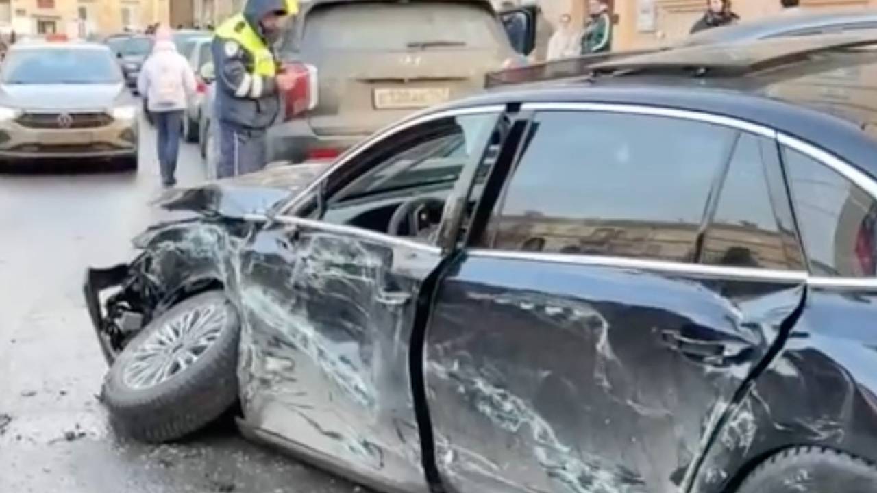 Названа предварительная причина ДТП с въехавшим в остановку в Петербурге автобусом