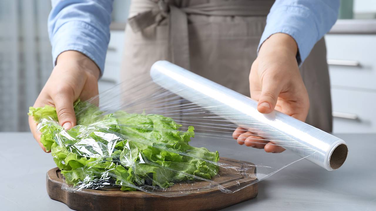 Овощи и фрукты в России предложили оборачивать в листья ананасов и водоросли