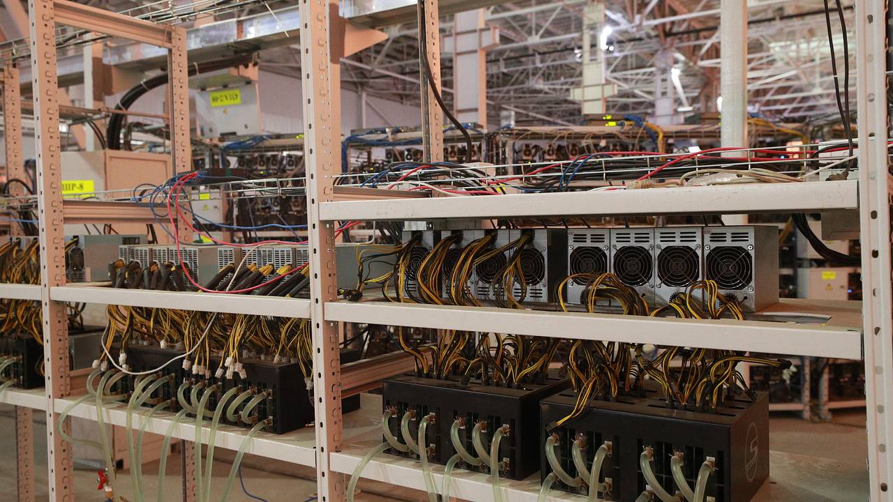 Власти назвали число официально зарегистрированных в России майнеров