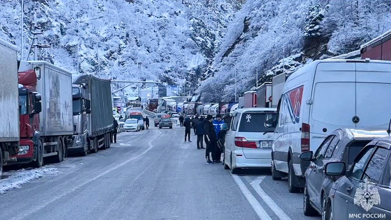 Дорогу из России в Грузию снова закрыли