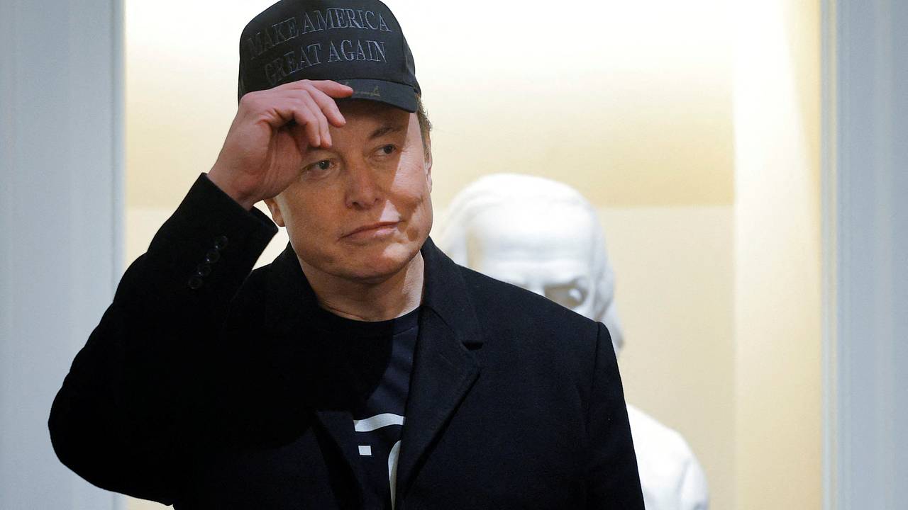 В Берлине активисты облили краской магазин Маска