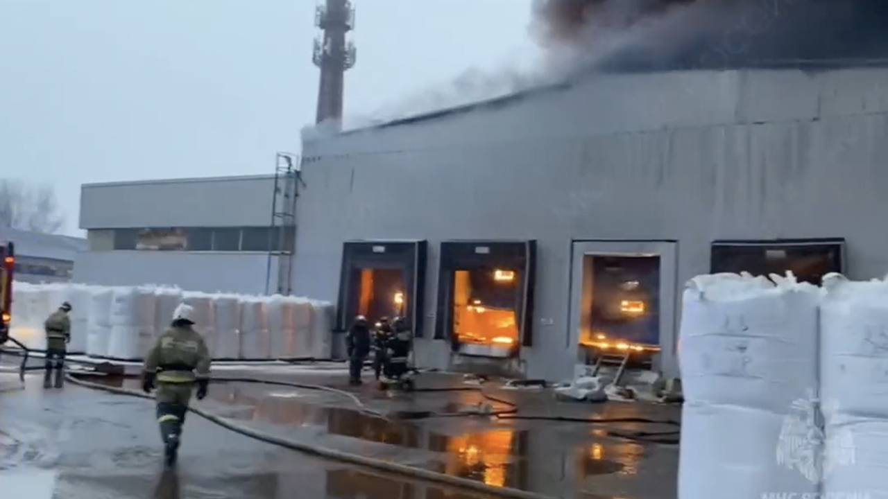 Площадь пожара на складе в Подмосковье увеличилась до 7 тысяч квадратных метров