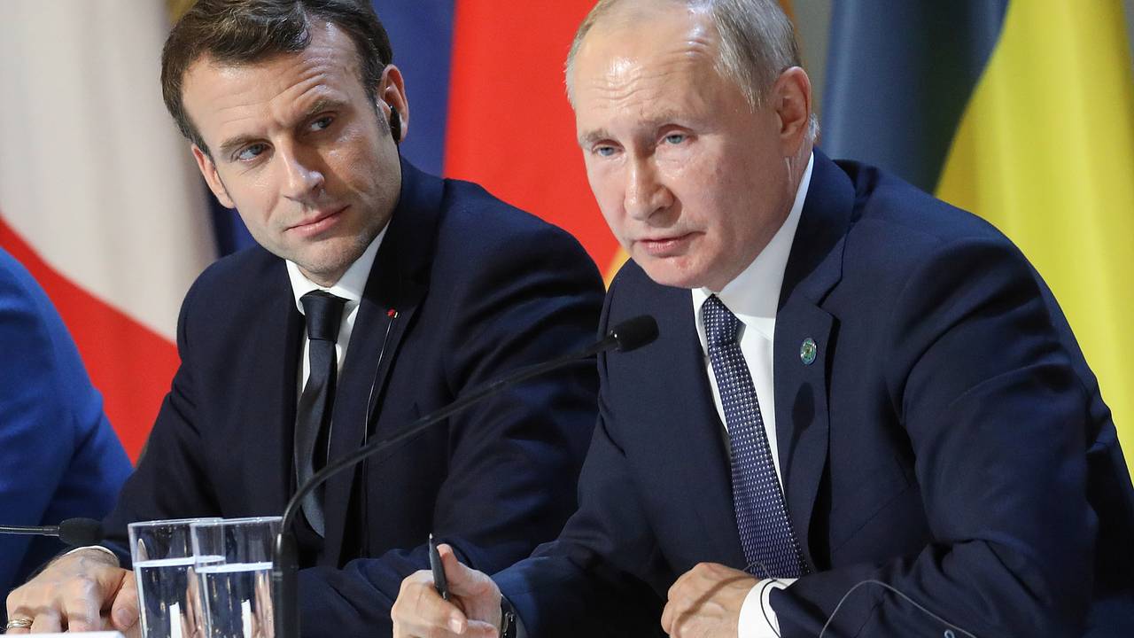 Песков рассказал об отсутствии попыток Макрона пообщаться с Путиным