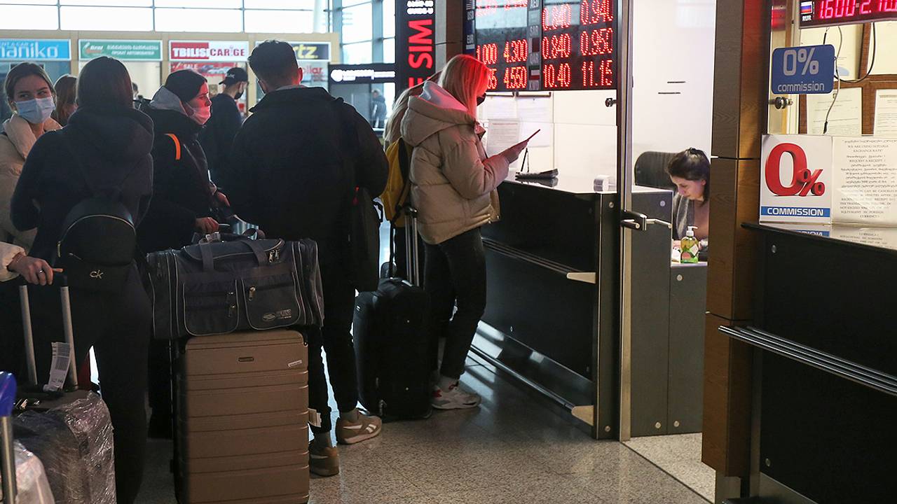 Россияне застряли в аэропорту Тбилиси