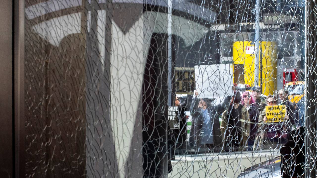 Хейтеры Маска разгромили салон Tesla в Нью-Йорке