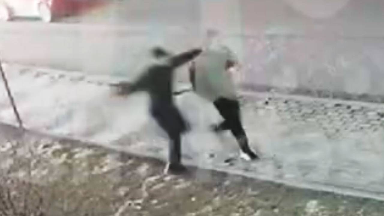 В Подмосковье мужчина напал на иностранца с ножом и попал на видео