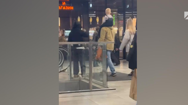 Драка с охраной, стрельба и эвакуация. Кадры из ТЦ в Мытищах
