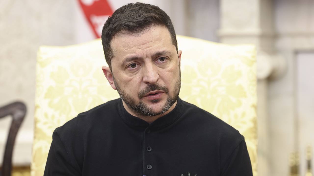 Зеленский отказался говорить с журналистами на английском после перепалки в Белом доме