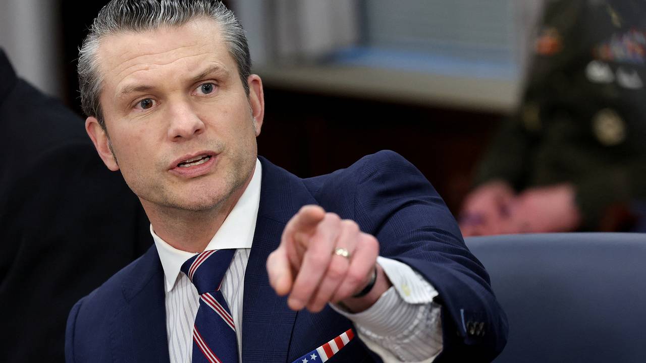 Шеф Пентагона ответил Клинтон на обвинение в работе на Россию ее фотографией с Лавровым