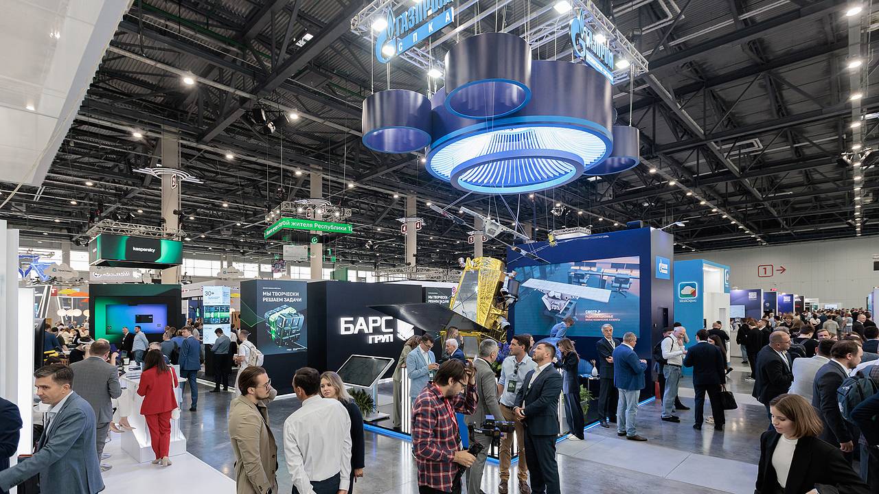 «Газпром» собрался продать часть своего производства спутников