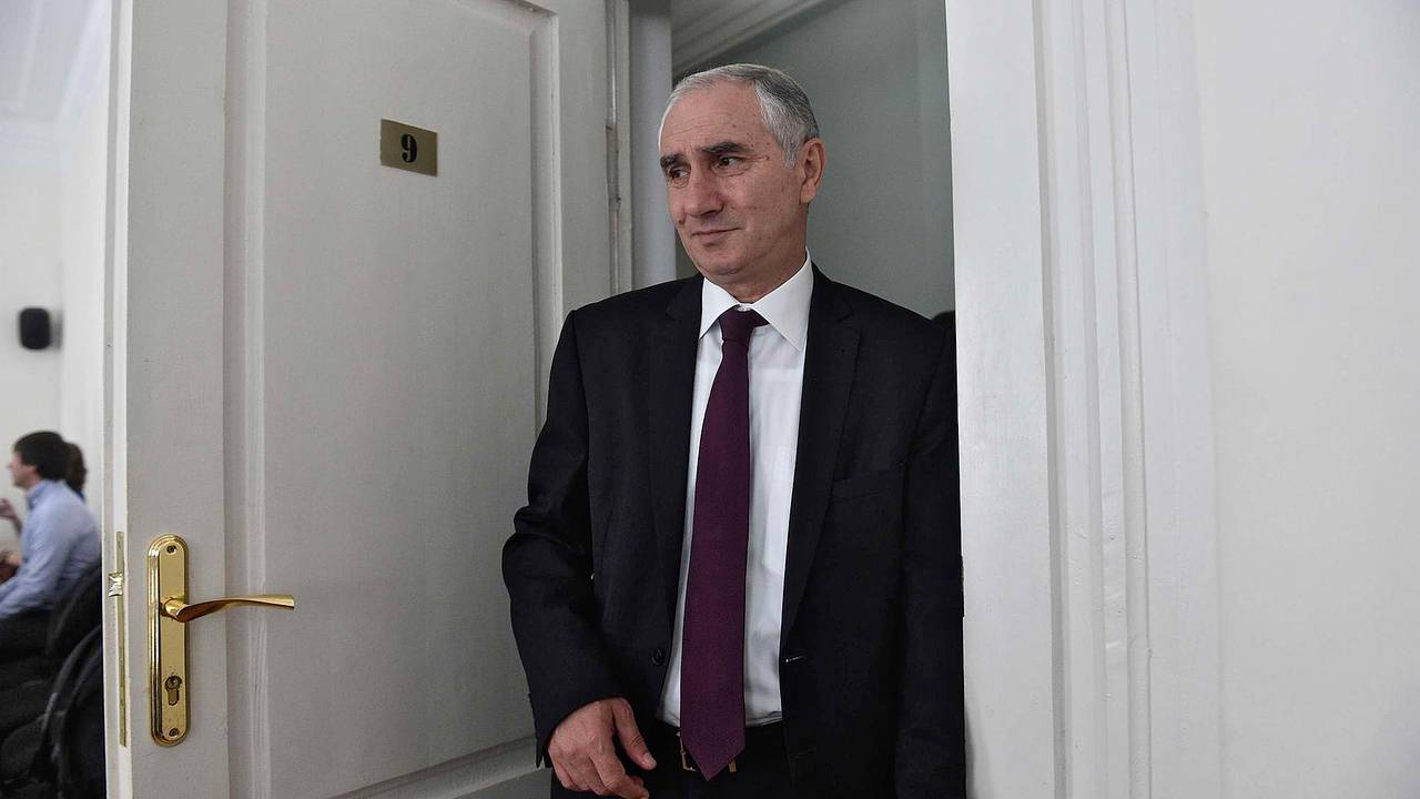 В Абхазии решил подать в отставку исполняющий обязанности президента