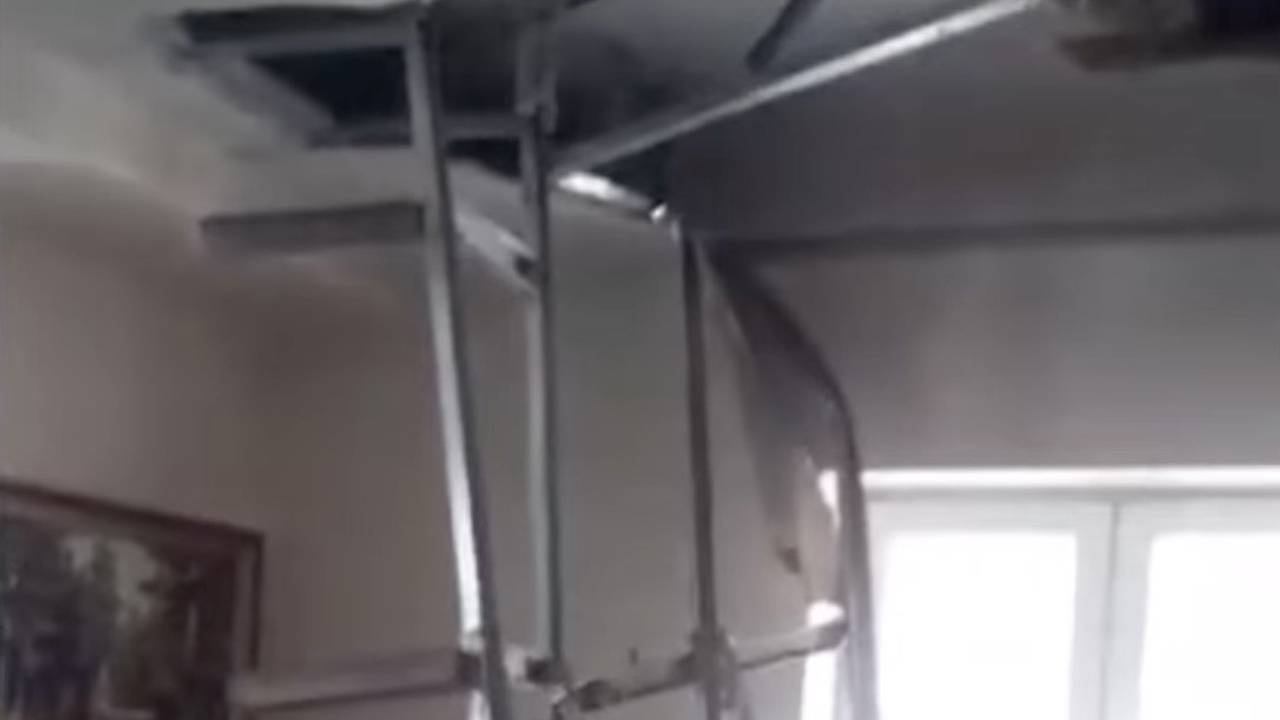 В квартире 83-летнего россиянина рухнул потолок