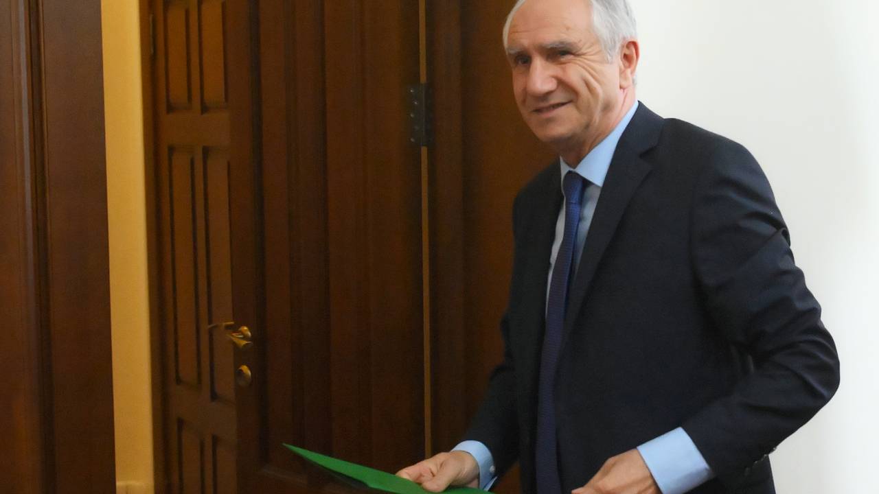 Президент Абхазии после избрания отправил в отставку и.о. премьер-министра