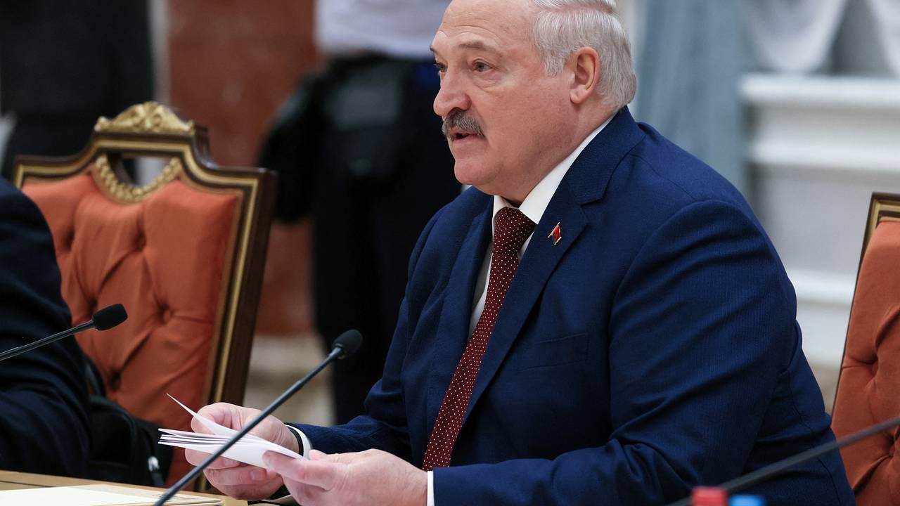 Лукашенко потребовал удерживать людей в регионах