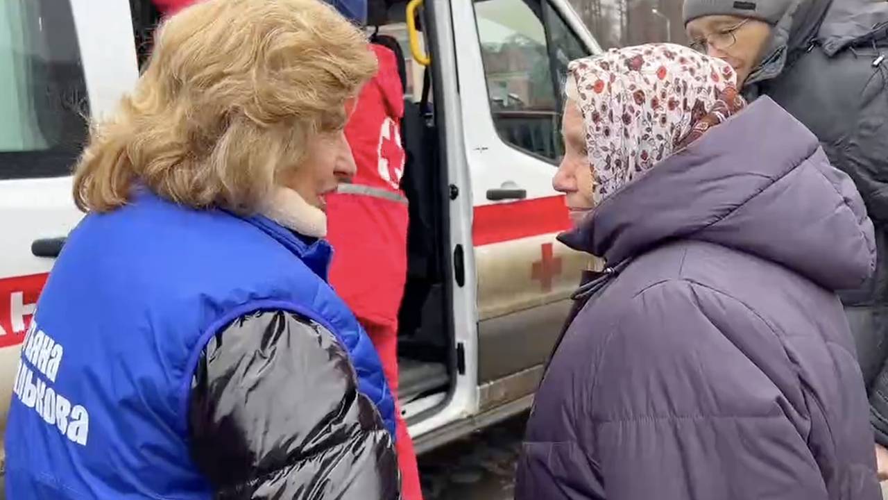 Появились кадры эвакуации жителей Курской области с территории Украины в Россию