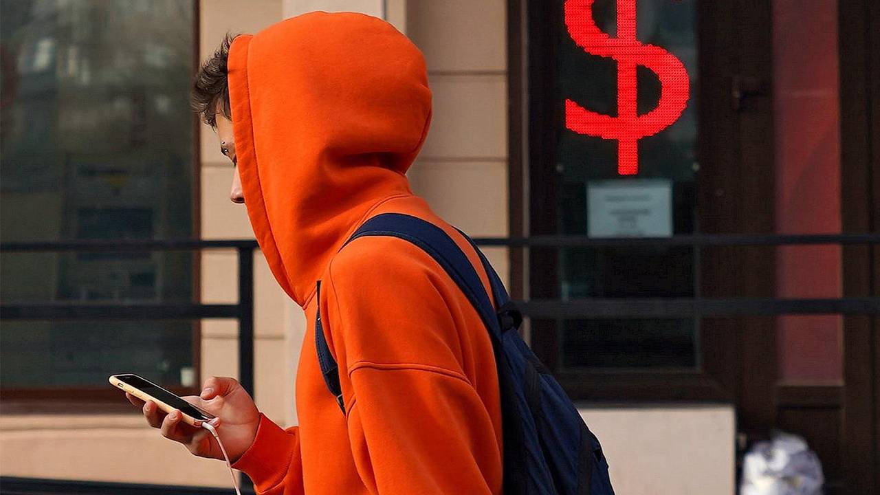 Курс доллара превысил 90 рублей