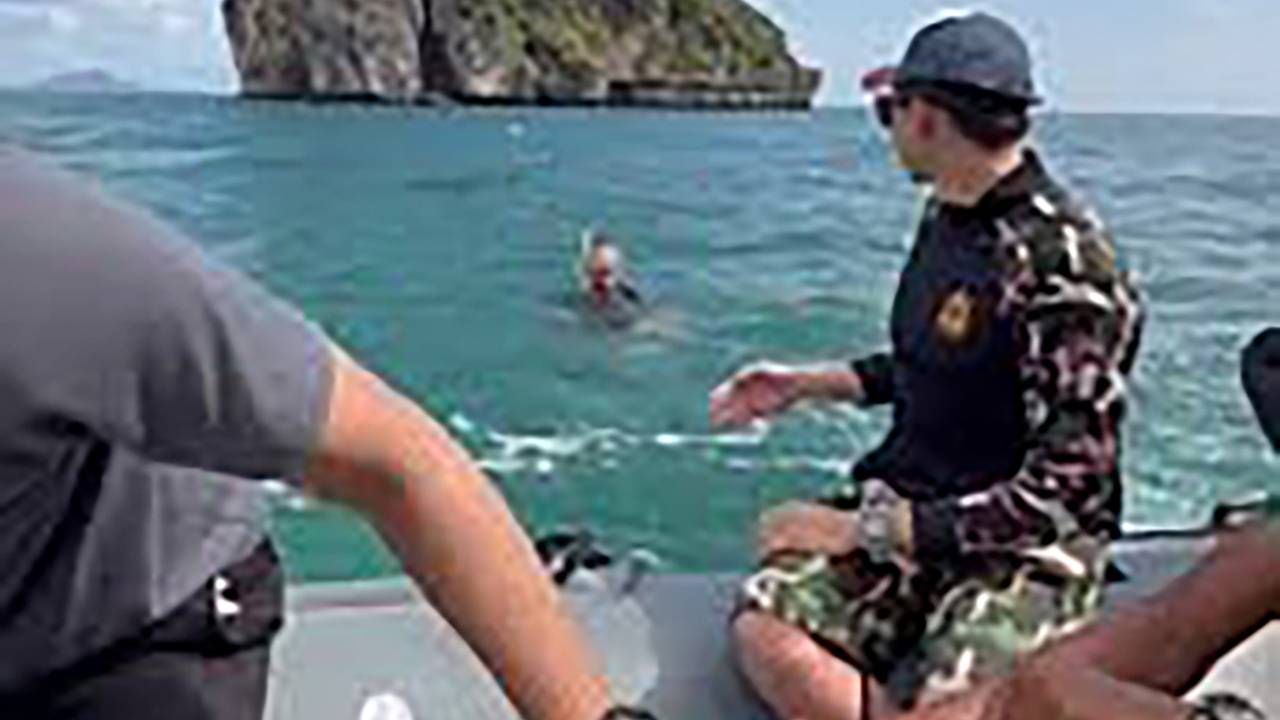 Пожилой турист устроил истерику в открытом море из-за запрета на купание и попал на видео