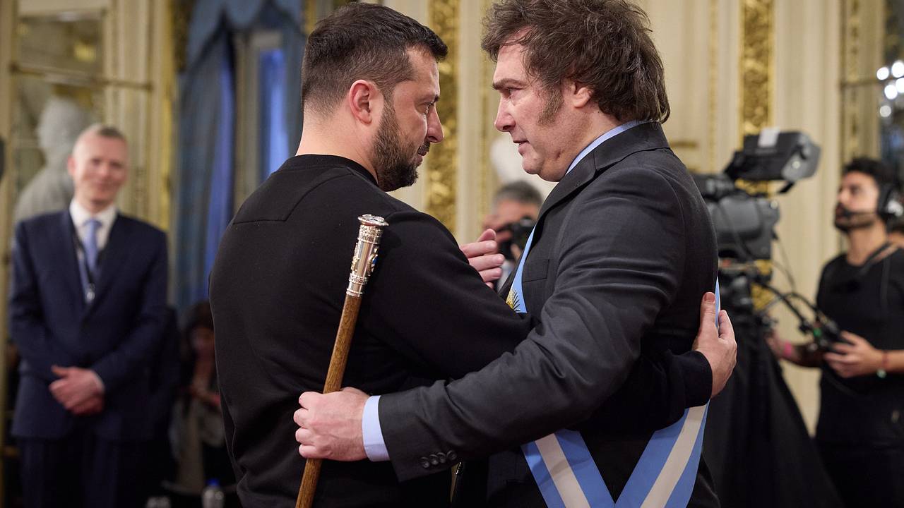 Президент Аргентины удалил совместные фото с Зеленским