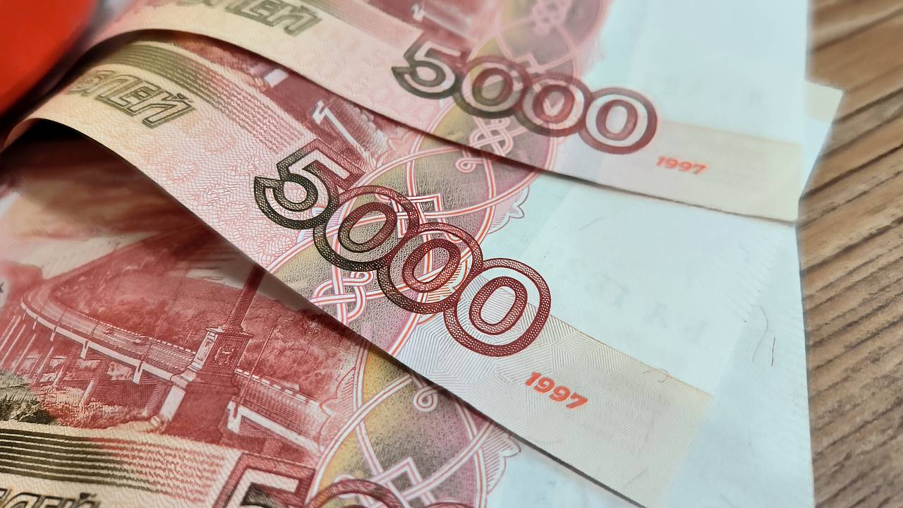 Россиянку задержали за попытку ввезти из Китая 5,7 миллиона рублей