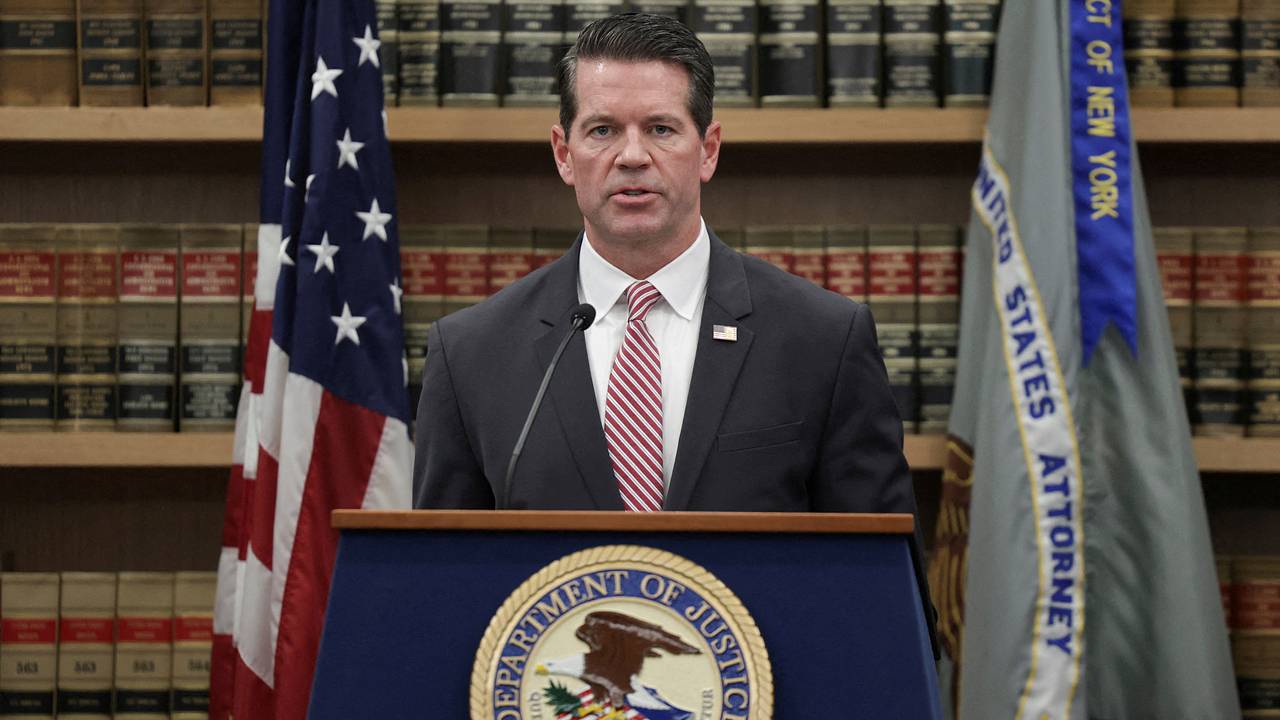 Главу отделения ФБР Нью-Йорка вынудили уйти в отставку после критики Трампа