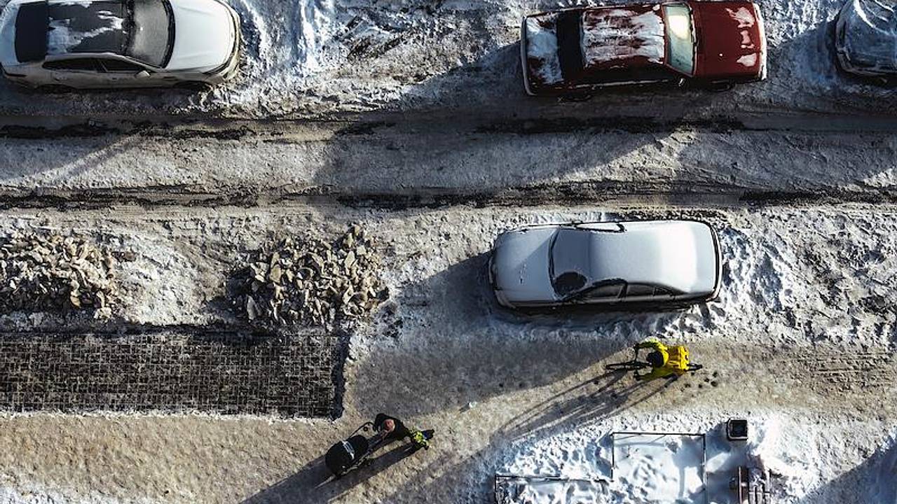 Российская пенсионерка закидала яйцами стоящую под окнами машину