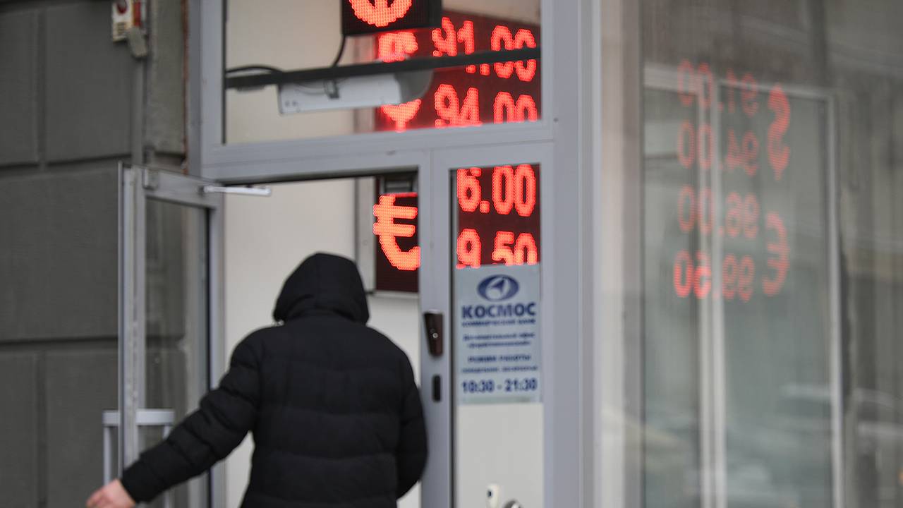 Подсчитан процент собравшихся покупать доллары россиян