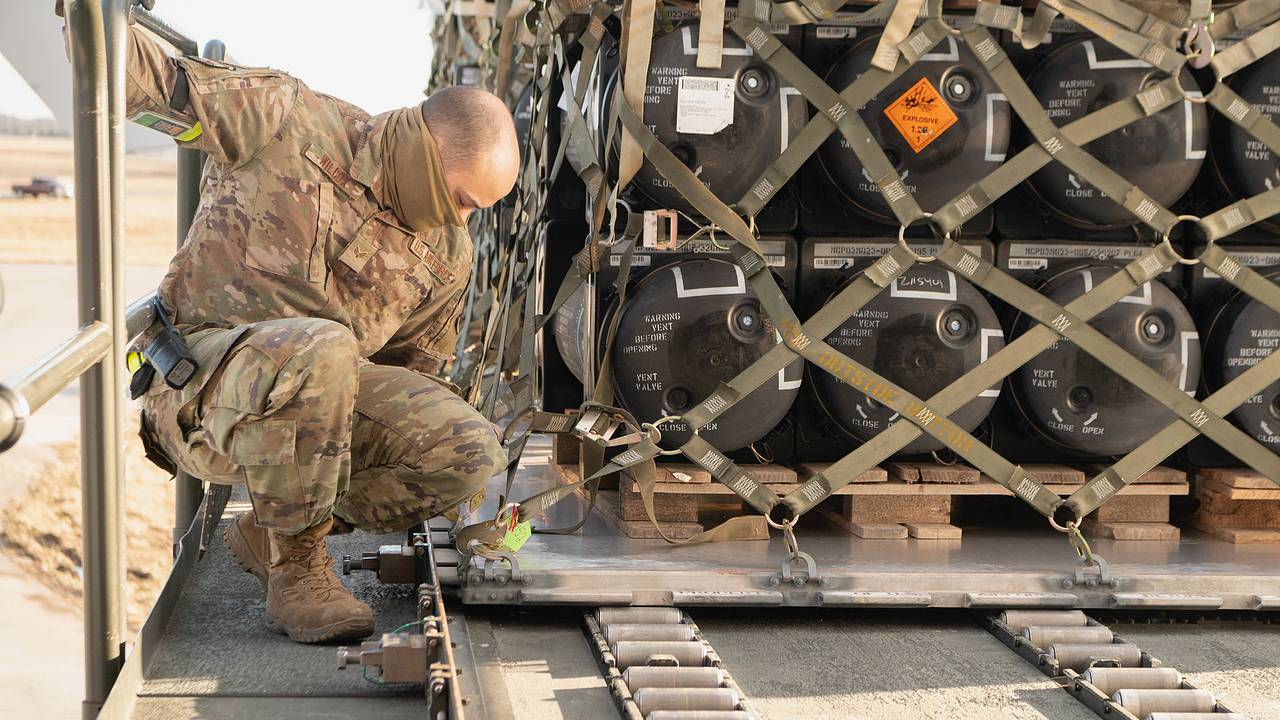 США уже приостановили военную помощь Украине. Это произошло ночью сразу после распоряжения Трампа