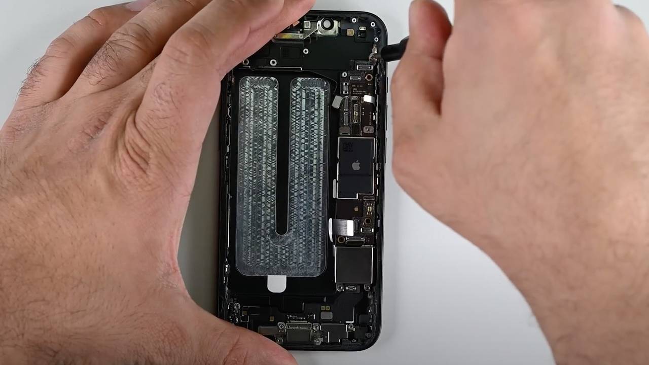 Внутренности самого дешевого iPhone показали на видео
