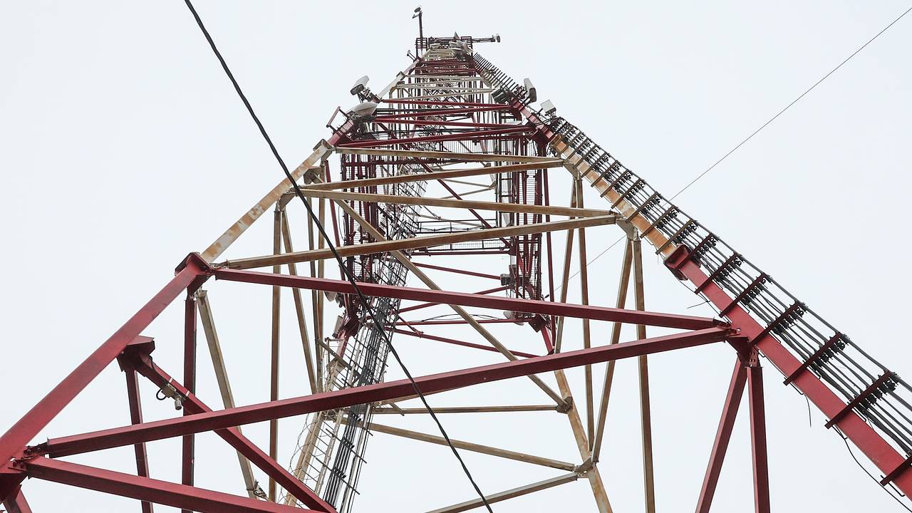 Троих российских подростков арестовали по делу о диверсии за поджог вышки сотовой связи