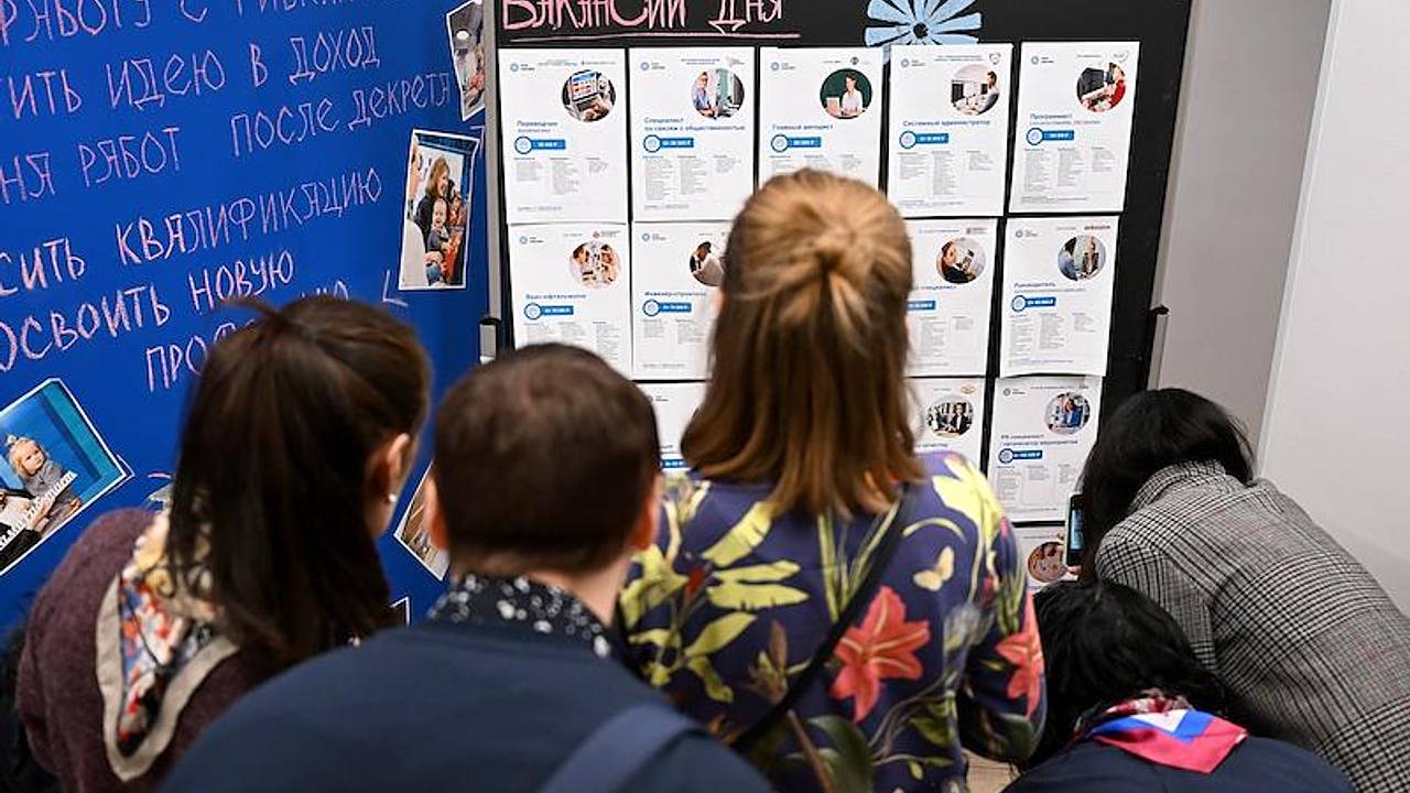 В России стали активнее брать на работу людей «серебряного возраста»