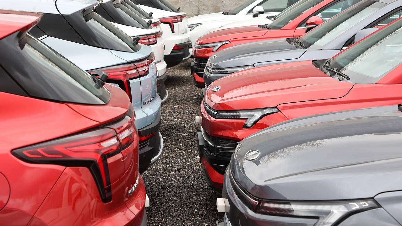 Продажи легковушек в России резко упали