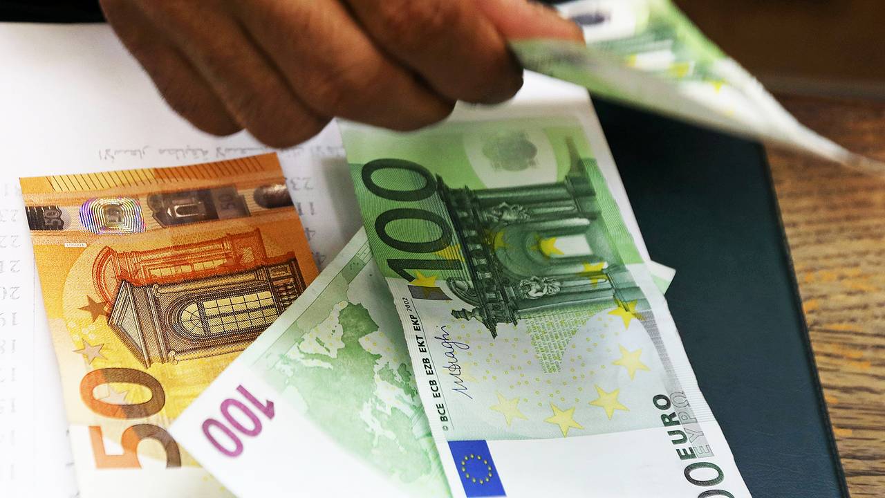 Евро подорожал до нового годового максимума