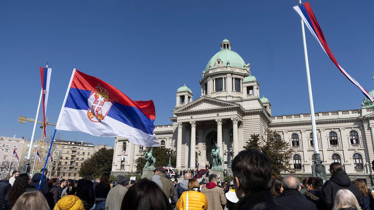 В Сербии депутаты пострадали из-за дымовых шашек в парламенте