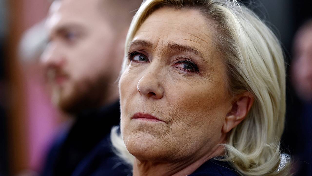Ле Пен раскритиковала прекращение Трампом военной помощи Украине