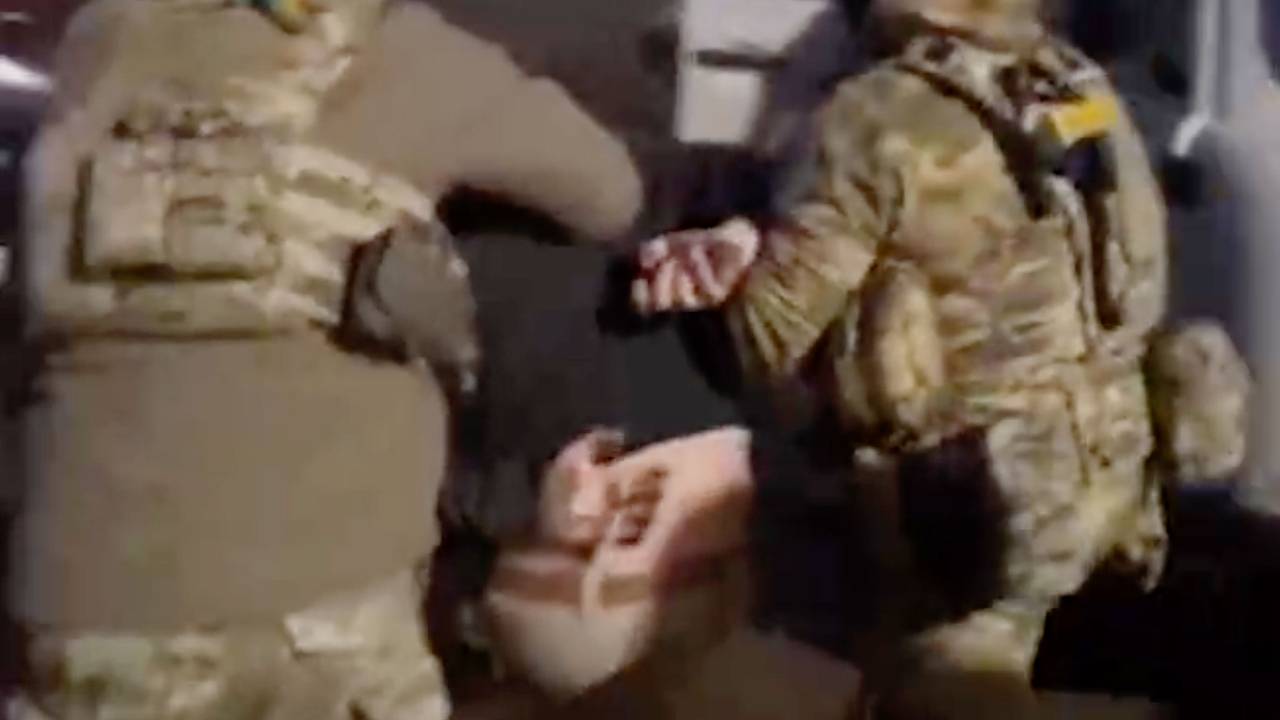 Задержание в Мариуполе организатора канала незаконной миграции попало на видео