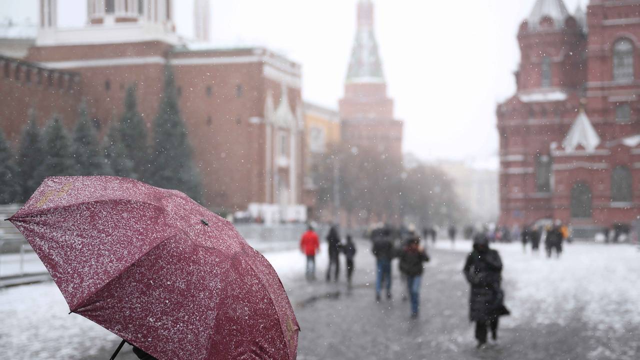 Москвичам пообещали дождь и гололедицу