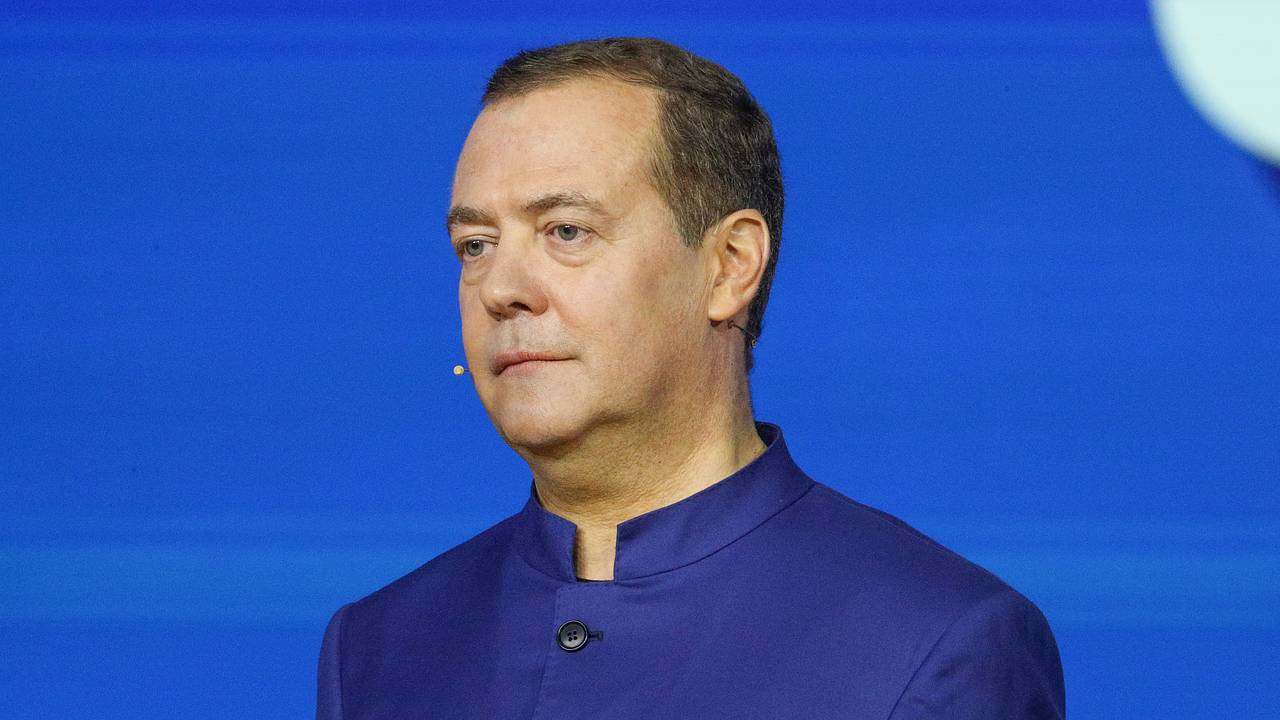 Медведев семь раз в одном посте оскорбил Зеленского и европейских лидеров
