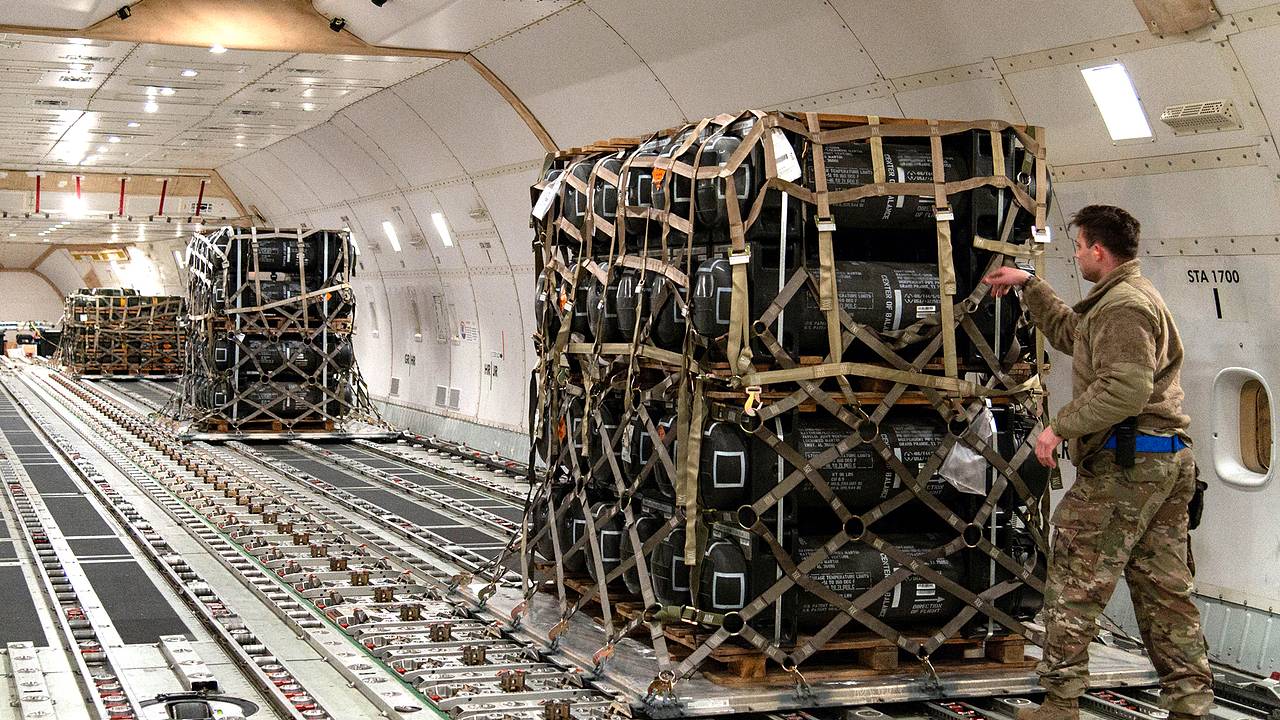 Медведев назвал условие возобновления поставок оружия США на Украину
