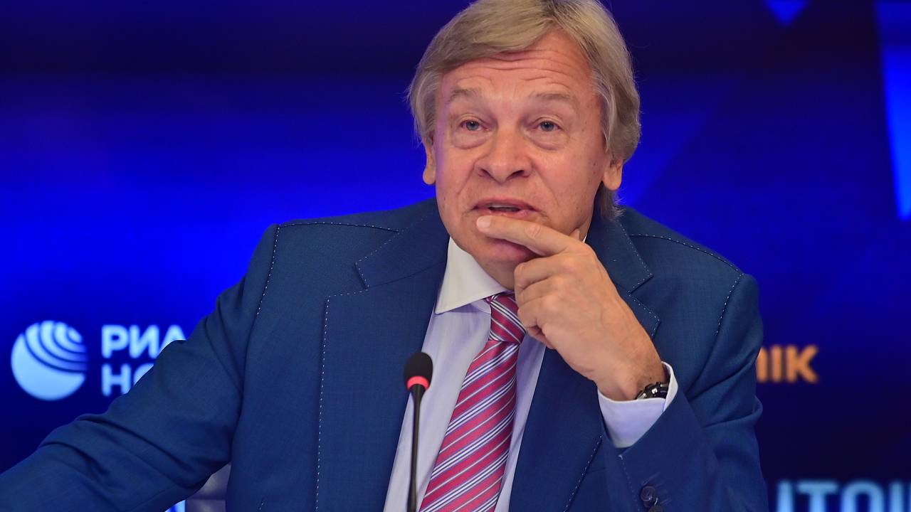 В Совфеде назвали удачной обложку известного французского журнала с гробами на парашютах